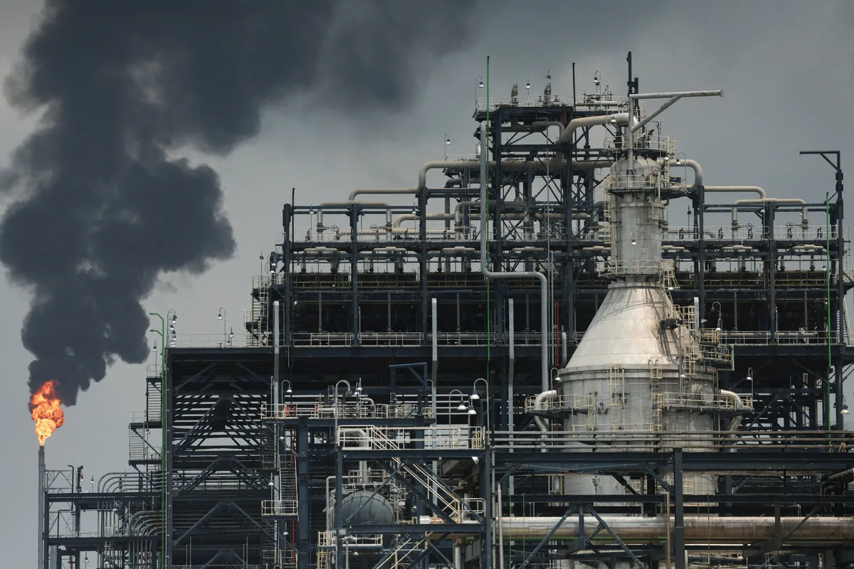 Los precios del petróleo aumentan por cuarto día consecutivo ante la incertidumbre sobre el control del estrecho de Ormuz