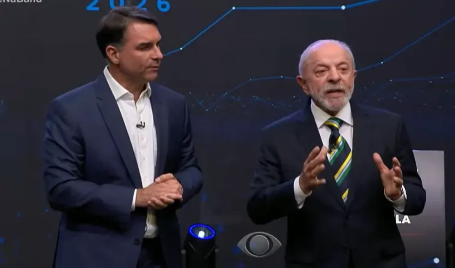 Flávio pergunta sobre direito de bandidos; Lula questiona indulto a Jair