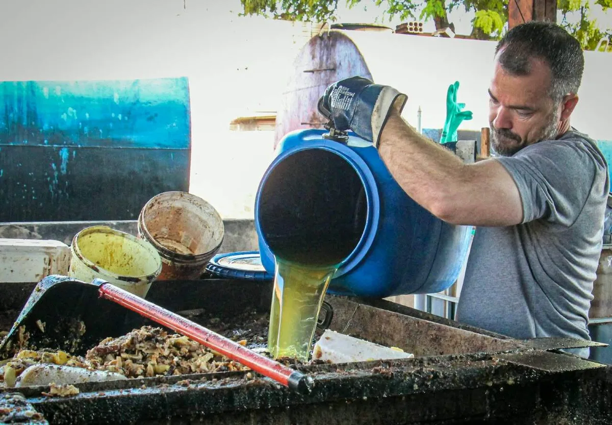 Óleo que iria para o ralo vira combustível após reciclagem