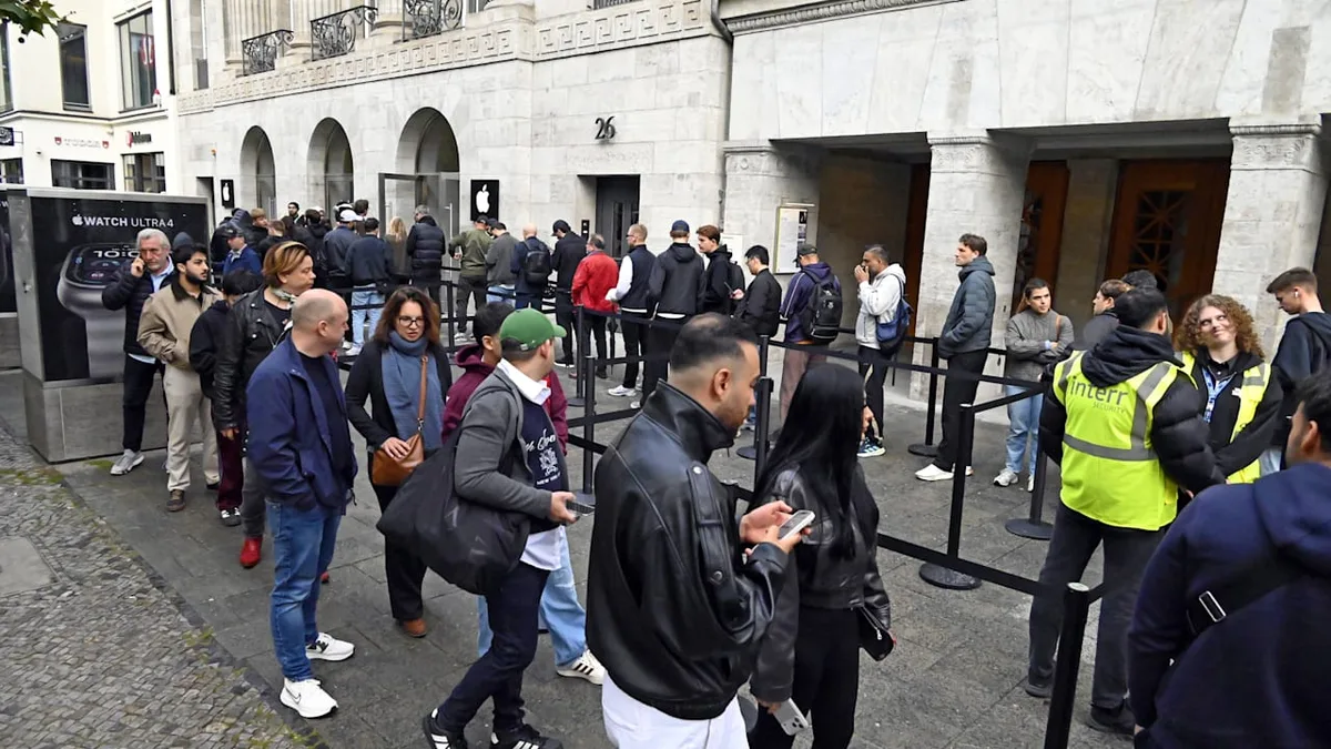 Schlange stehen für die 18 - Fans campieren für neues iPhone vor Apple-Store