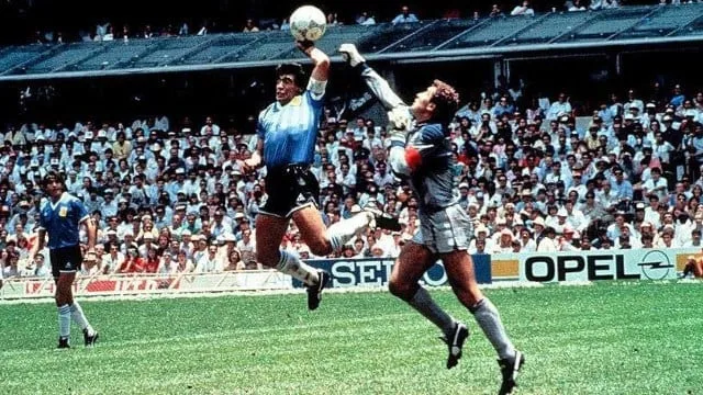 La pelota del “Gol del Siglo” y “La mano de Dios” de Maradona volvió a cambiar de dueño: cuánto pagaron