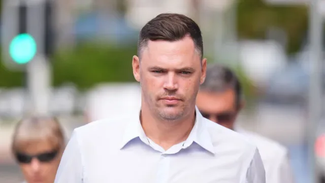 Homem multado por deixar filho cair de 4.º andar no Chipre. Menino morreu