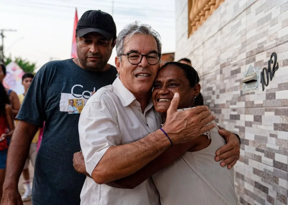 Jorge Viana recebe carinho de moradores durante caminhada no bairro Montanhês
