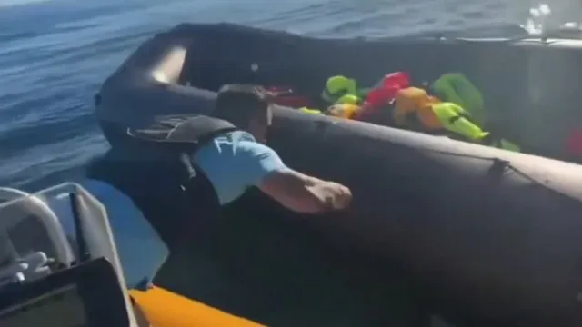 Ativista perfura bote de requerentes de asilo no Canal da Mancha