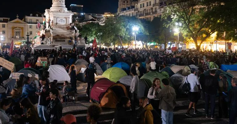 "É para aguentar." A primeira noite de acampada em Lisboa