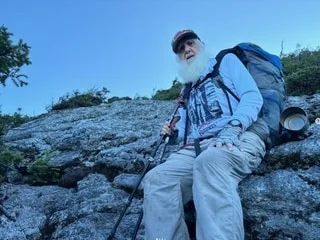 Qui est « Barbe Grise », ce randonneur américain qui a parcouru 3 530 km à 91 ans, en chutant 71 fois ?