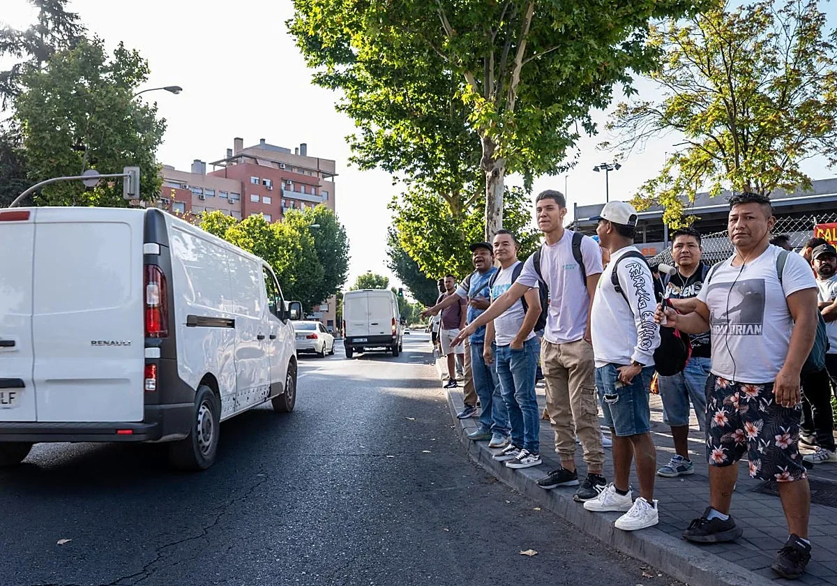 Una subasta ilegal de mano de obra junto al tanatorio de la M-40: «Muchas veces trabajas y no te pagan»