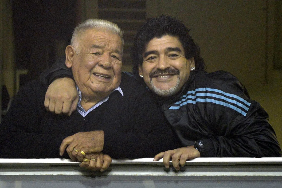 Cuál fue la explicación que dio Swiss Medical sobre la confusión de historias clínicas entre Diego Maradona y su padre