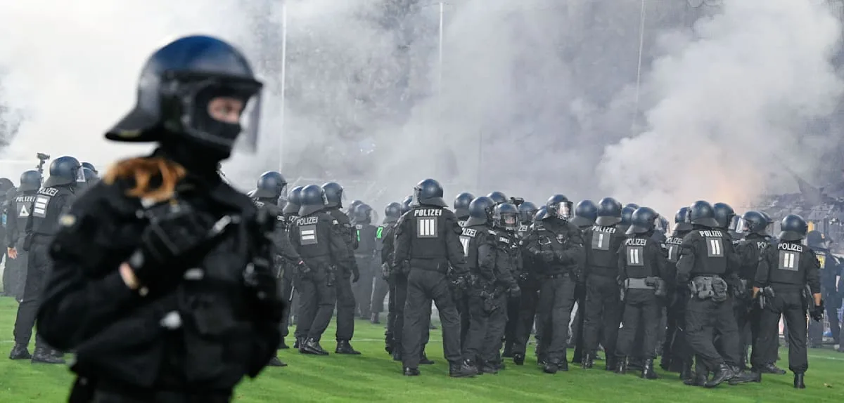 „Pferde auf dem Platz, alles war geil“ – das seltsame Urteil des Stürmers zum Skandal-Spiel