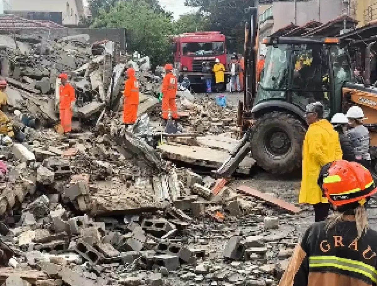 Prédio desaba em SP: bombeiros resgatam criança e adulto com vida