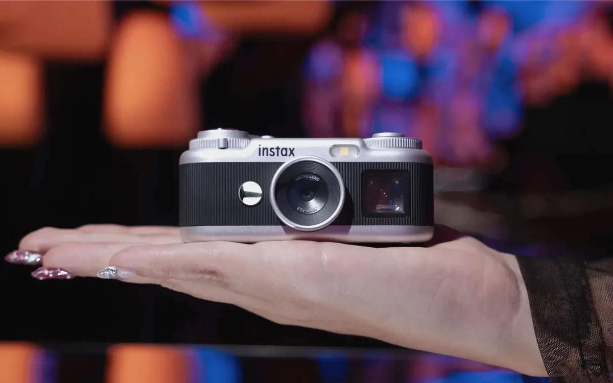 Fujifilm revient avec un drôle d’appareil photo : viseur, molettes et numérique dans un format minuscule