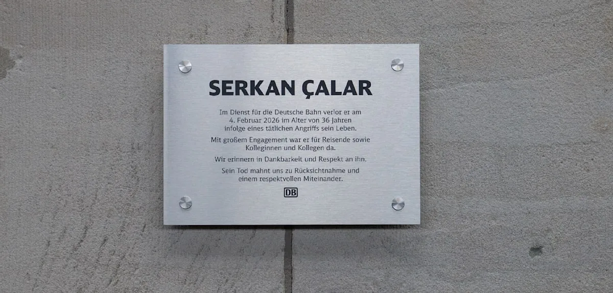 „Deine Spuren bleiben“ – Bahn erinnert mit Gedenktafel an getöteten Zugbegleiter Serkan Çalar