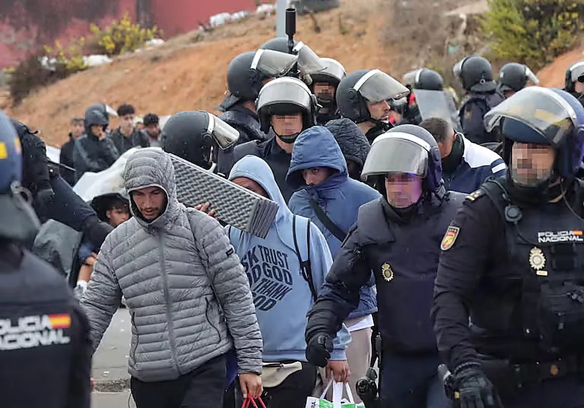 La jueza que investiga la invasión de Ceuta pide más información a Defensa y cita a tres consejeros de la ciudad