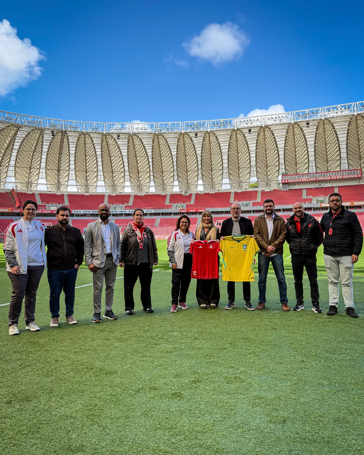 Copa do Mundo: coordenadora da Seleção feminina visita instalações de Inter e Juventude