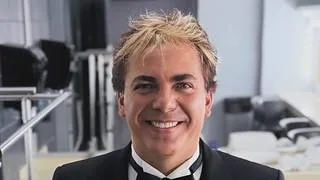Cristian Castro no oculta su amor y le da una serenata a su novia en pleno concierto