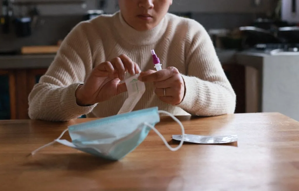 « Le virus n’a pas disparu »… Faut-il s’inquiéter de la légère reprise de Covid-19 ?