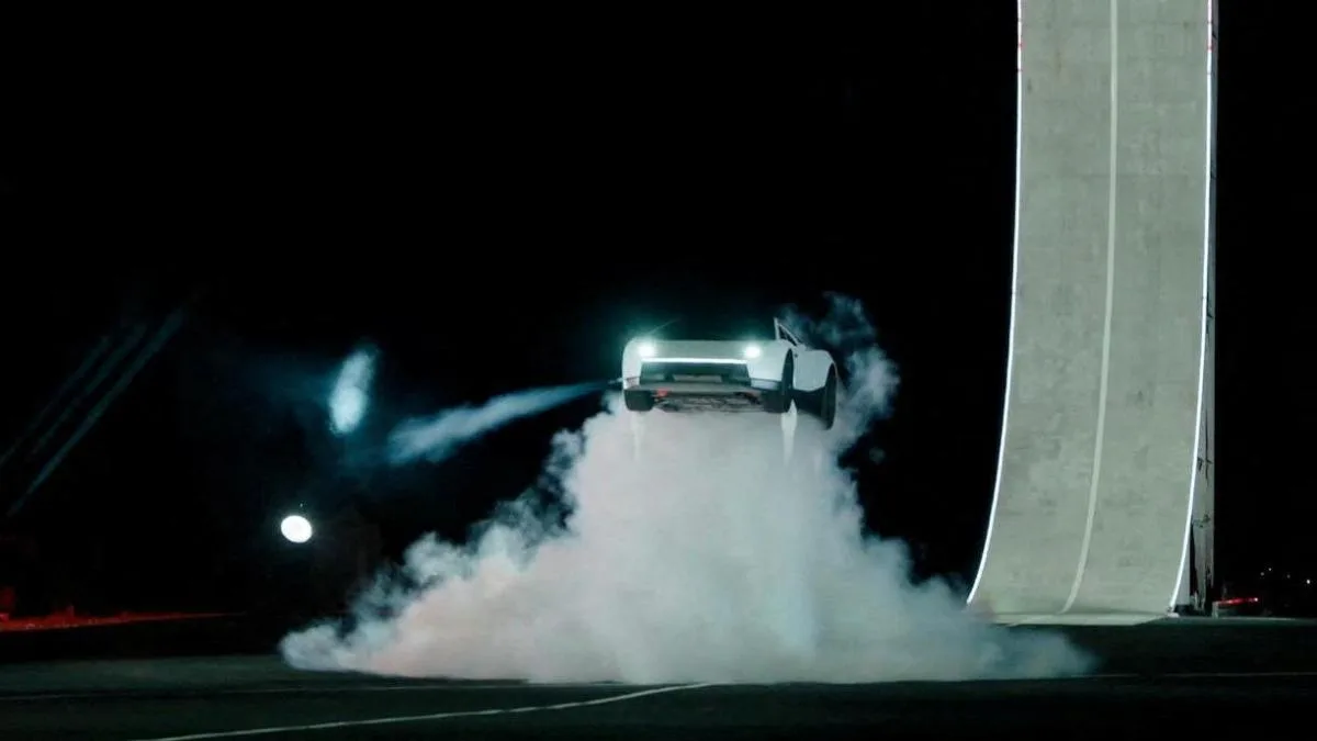 ¿Un coche volador? Tesla sorprende con el nuevo Roadster y sus piruetas