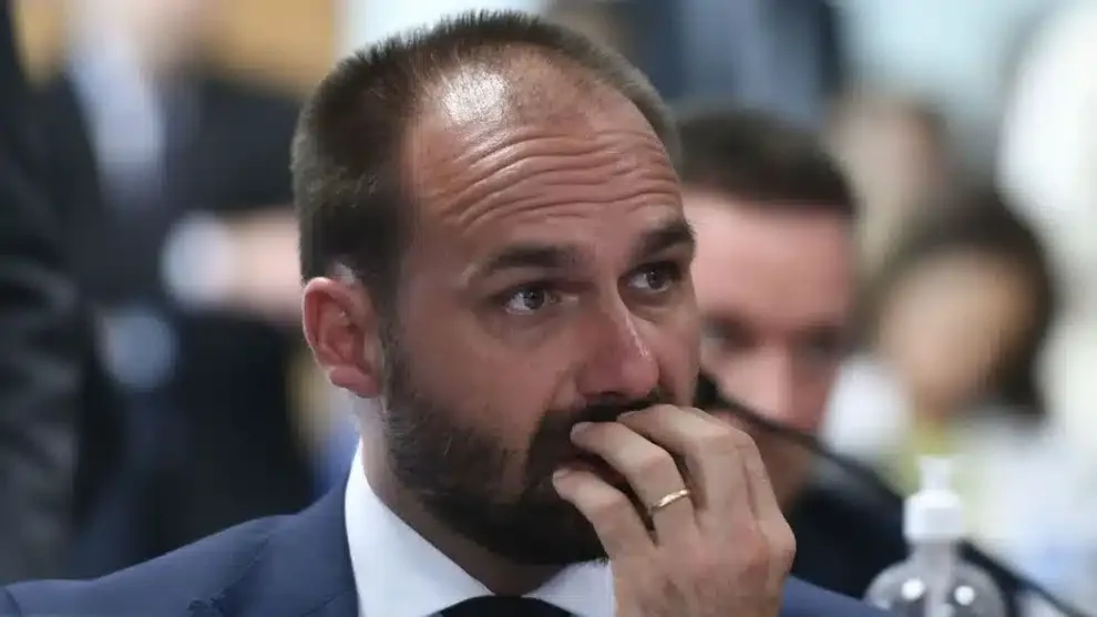 Apartamento de Eduardo Bolsonaro é leiloado pela Caixa por inadimplência
