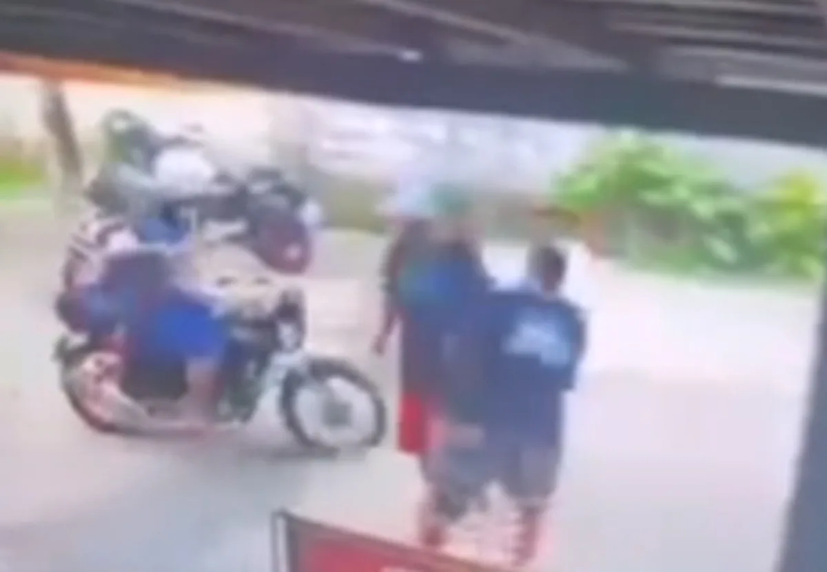 Tiroteio deixa dois mortos e dois feridos; vídeo mostra mulher agarrando arma para tentar evitar crime