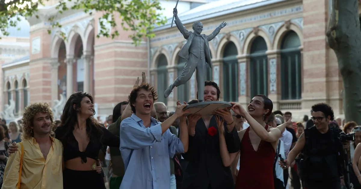 Una escultura de Federico García Lorca recorrió Madrid a 90 años de su fusilamiento