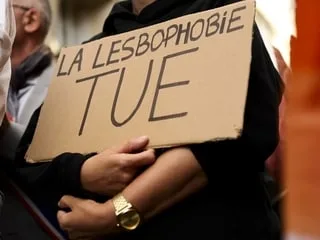 « Chacun est libre d’aimer qui il veut » : un an après le suicide d’une institutrice, 200 personnes lui rendent hommage
