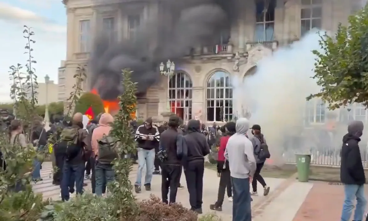 Manifestantes provocan un incendio en la alcaldía de Limoges, uno de los monumentos históricos de Francia (VIDEO)