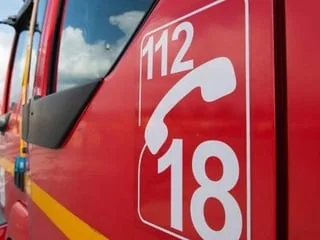 Une voiture percute violemment un arbre dans le Pas-de-Calais, deux jeunes de 18 et 21 ans blessés