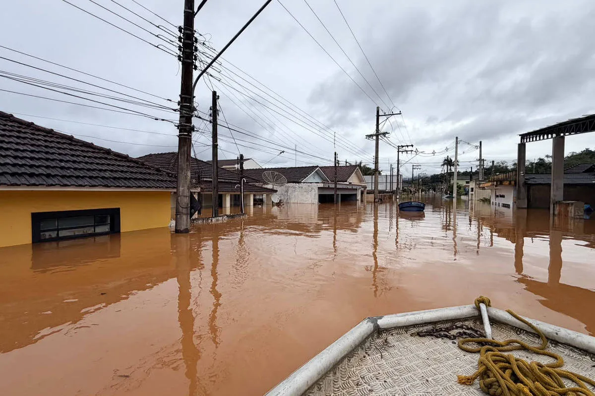 Chuva que deixou rastro de destruição em PR e SP foi influenciada por El Niño e frentes frias