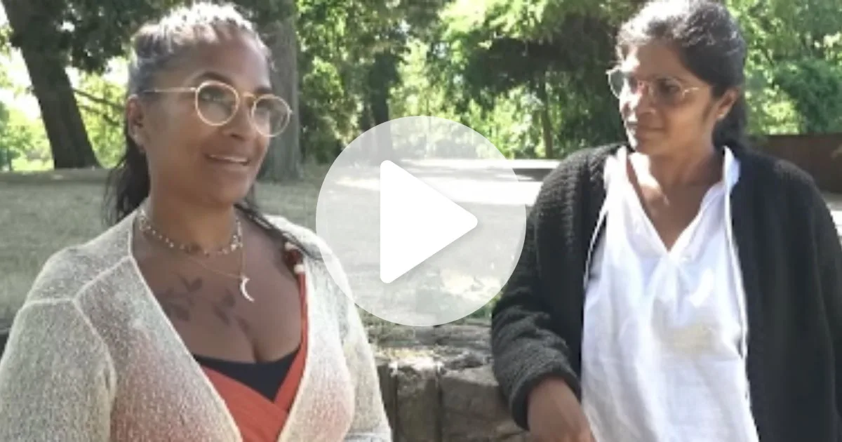 Sem saber da verdade, amigas se chamavam de ‘irmãs’ até descobrirem seu parentesco; o segredo foi revelado no momento em que o laço de sangue do passado apareceu em teste de DNA