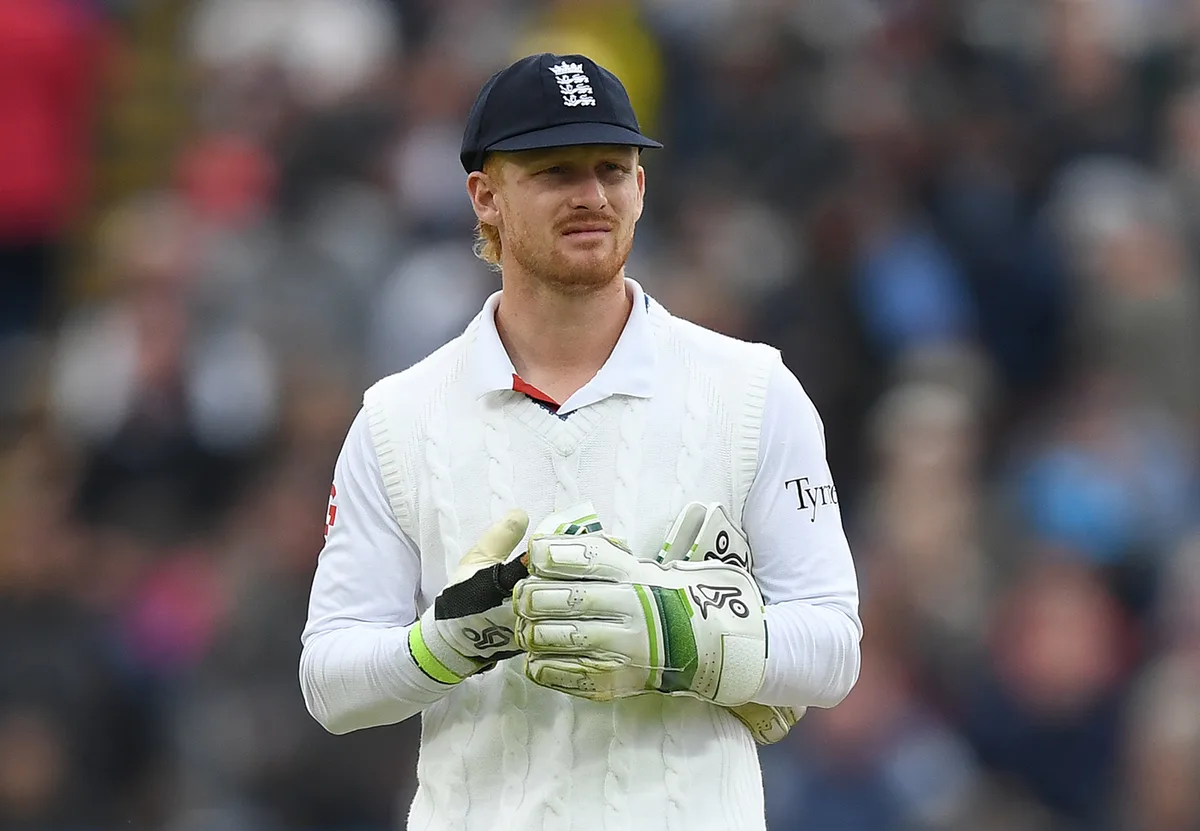 Cox to keep wicket in second innings after Smith injures finger