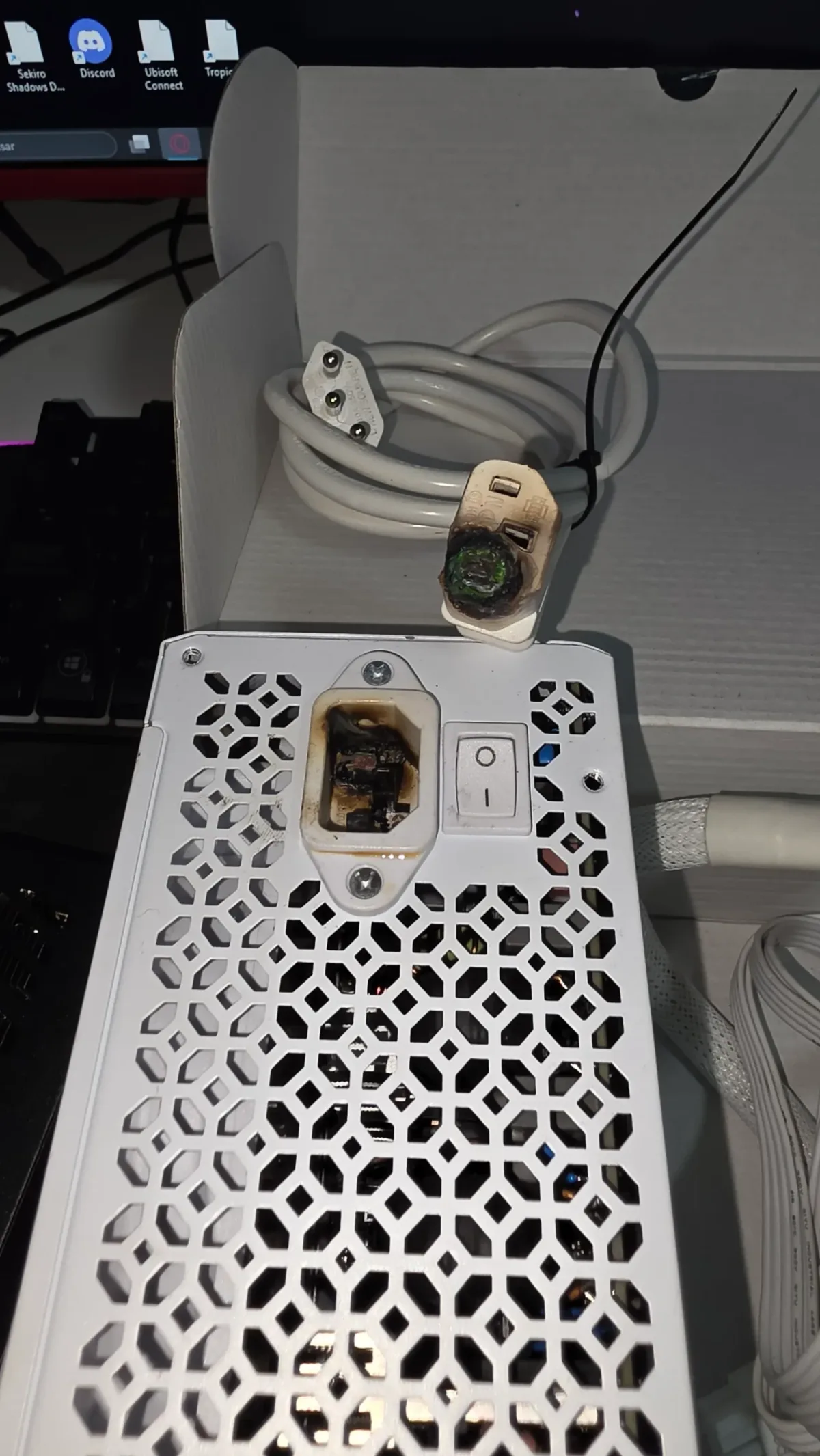 “Ontem minha fonte quase pegou fogo”: brasileiro mostra como ficou a fonte do seu PC após sentir cheiro de queimado ao entrar no quarto