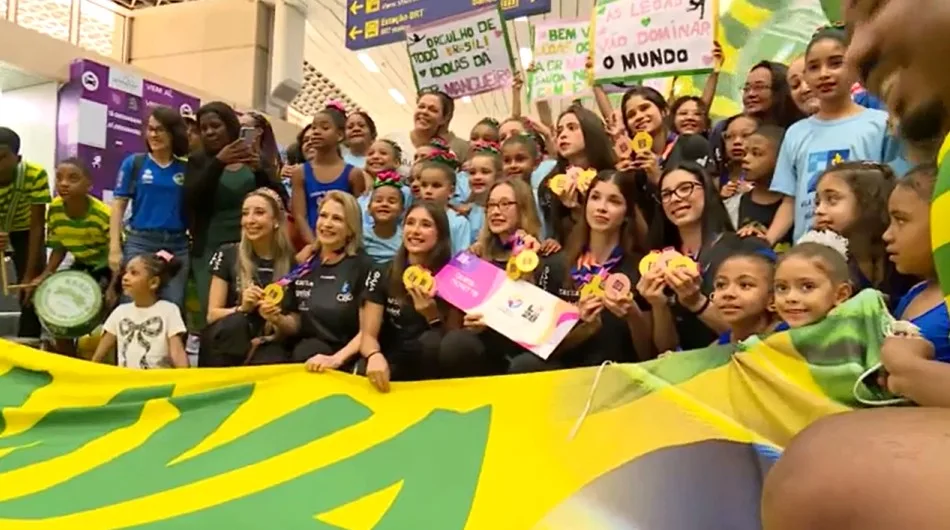 Campeãs mundiais da ginástica rítmica do Brasil são recebidas com festa em aeroporto do Rio