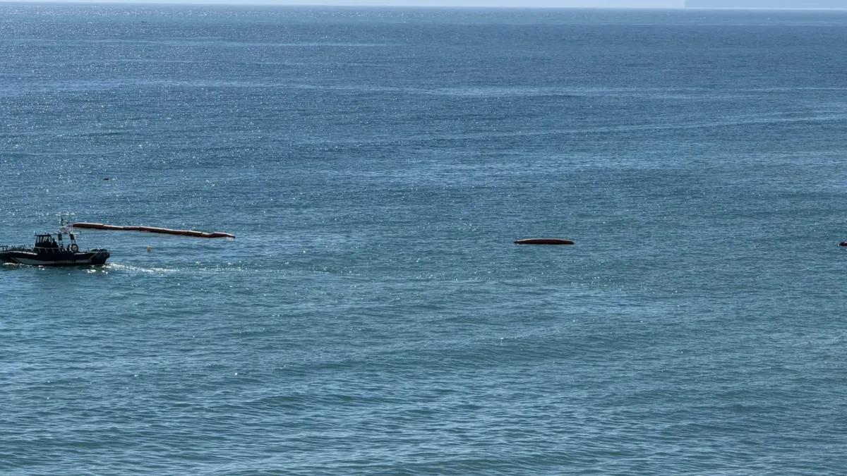 Se desinfla parte de la boya instalada en la frontera marítima del Tarajal en Ceuta