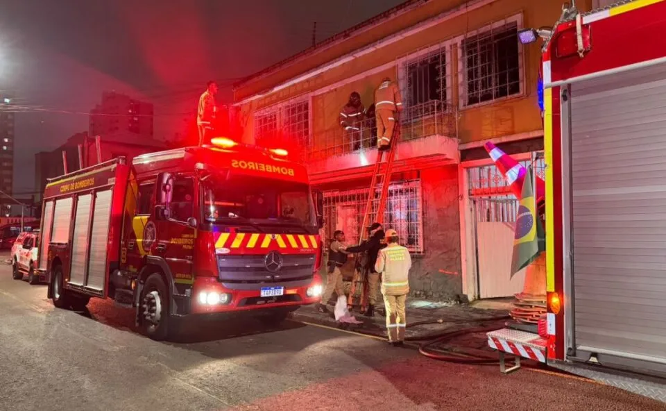 Incêndio em pensionato deixa seis vítimas no Centro de Curitiba e idoso é entubado em estado grave