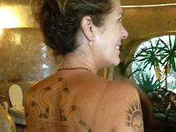 Ehefrau von Tom Hanks: Rita Wilson zeigt ihr Rücken-Tattoo