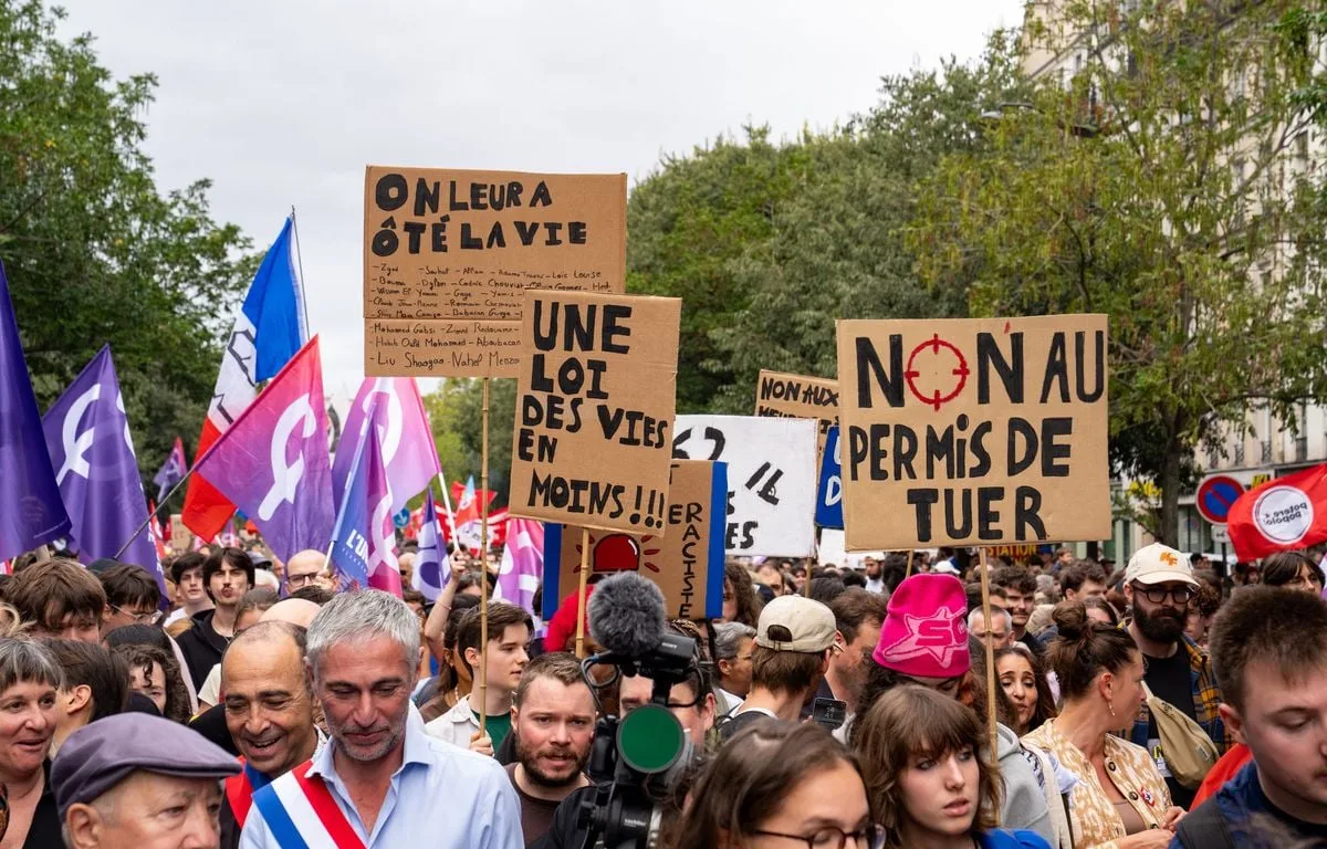 « Même Mussolini ne l’a pas fait »… Le « permis de tuer » des policiers français existe-t-il ailleurs en Europe ?