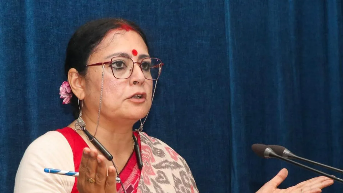 West Bengal Minister rebukes homeless woman for heating milk on Kolkata footpath, sparks outrage