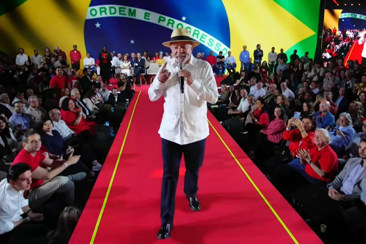 Jingle, slogan e relatos de beneficiários de programas sociais: como será o ato de Lula no ABC