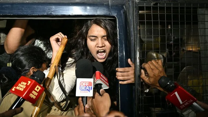 Les jeunesses face au pouvoir : En Inde, le parti des cafards refuse de se faire écraser