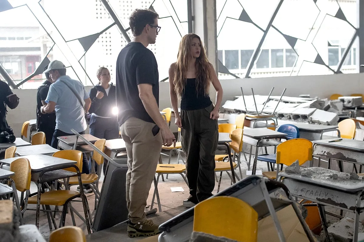 Shakira visita a Colômbia promete um milhão de dólares para reconstruir escolas após sismo de 10 de agosto