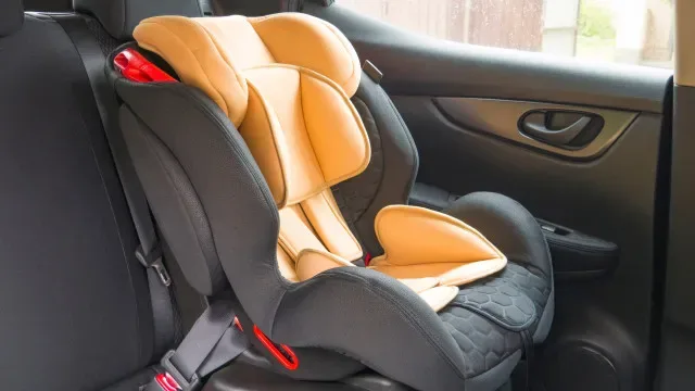 Pais deixam bebé dentro de carro para ir às compras. Foram detidos