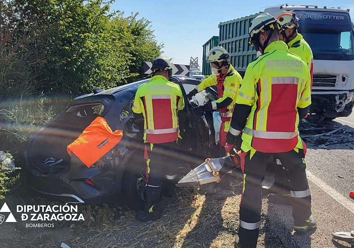 Cuatro muertos y un herido grave en un accidente entre un turismo y un camión en la N-122 en Zaragoza
