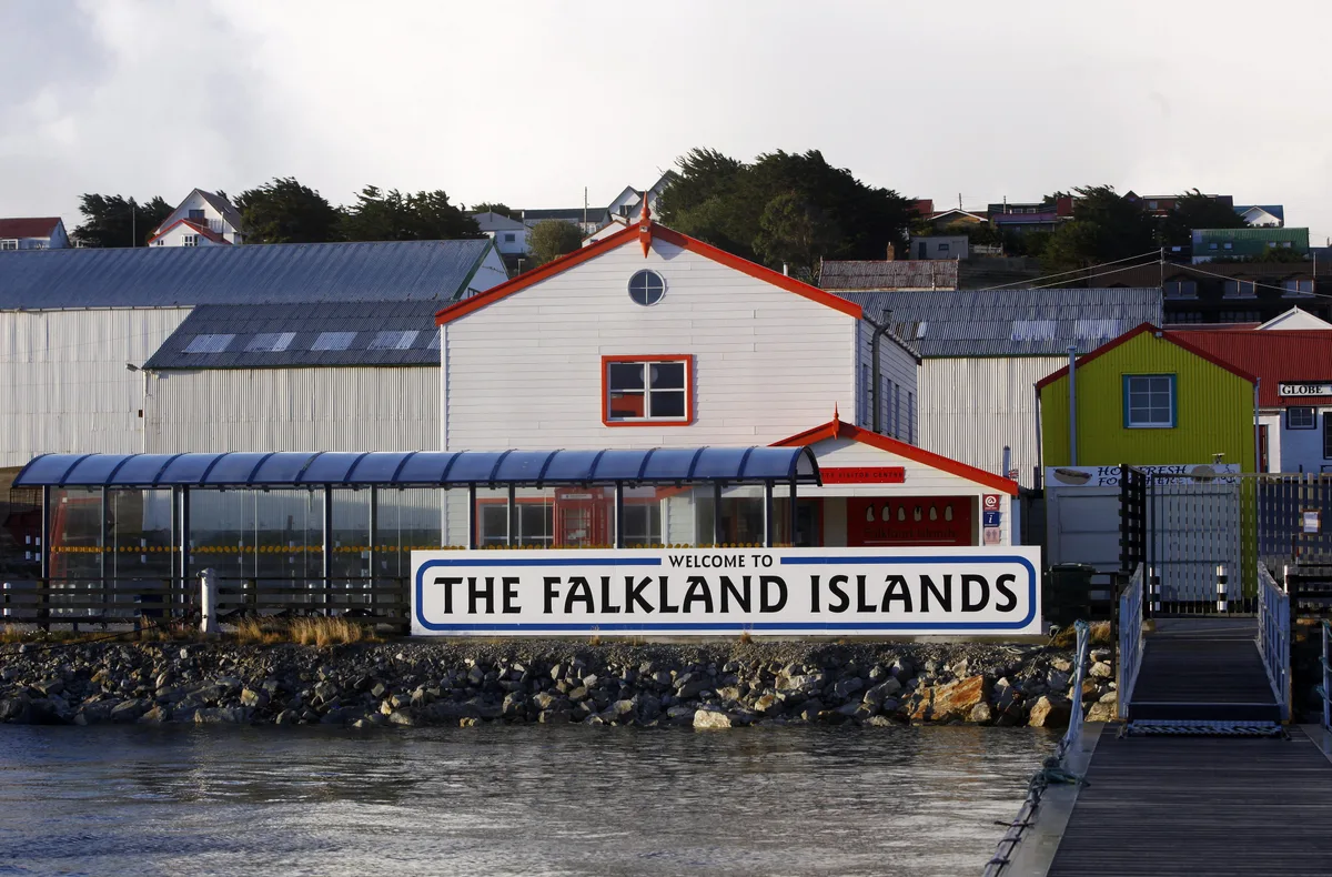 En medio de la tensión con Argentina, el Reino Unido anunció celebraciones en las Malvinas en 2027 y un embajador visitó Punta Arenas
