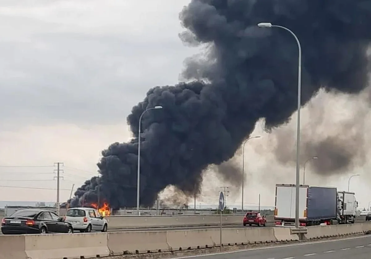 Arde una nave industrial abandonada y llena de basura en Illescas