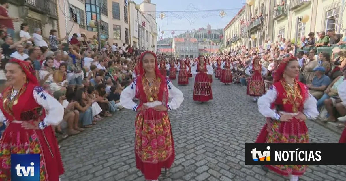 Mil mulheres desfilaram trajadas nas festas da Senhora da Agonia