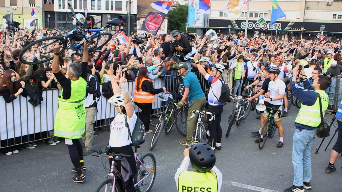 Wahlkampf per Fahrrad: Können Serbiens Studenten Vucic besiegen?