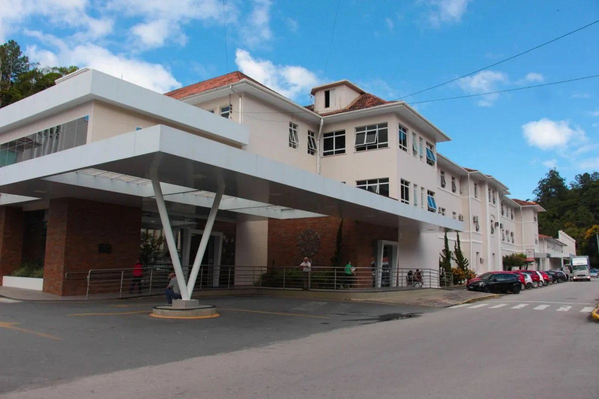 Hospital aciona polícia após ação suspeita e mulher é presa por tentativa de homicídio contra irmão em SC