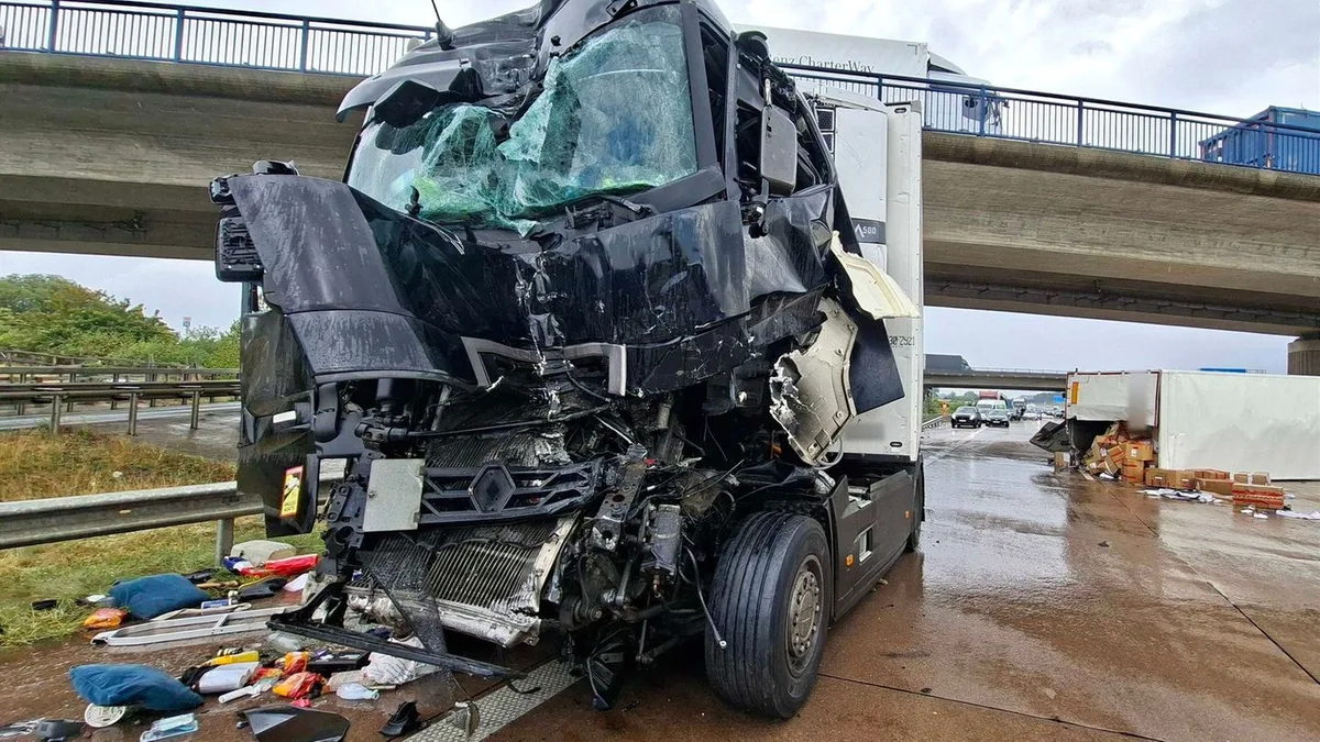 Schwerer Unfall: Lastwagen fährt auf Stauende auf – A1 bei Stuhr gesperrt