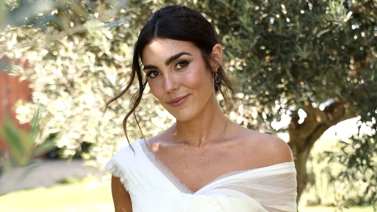 Anna Padilla, desvelamos los detalles del vestido de novia: aire romántico, juego de texturas y cola de tres pañuelos en muselina de seda