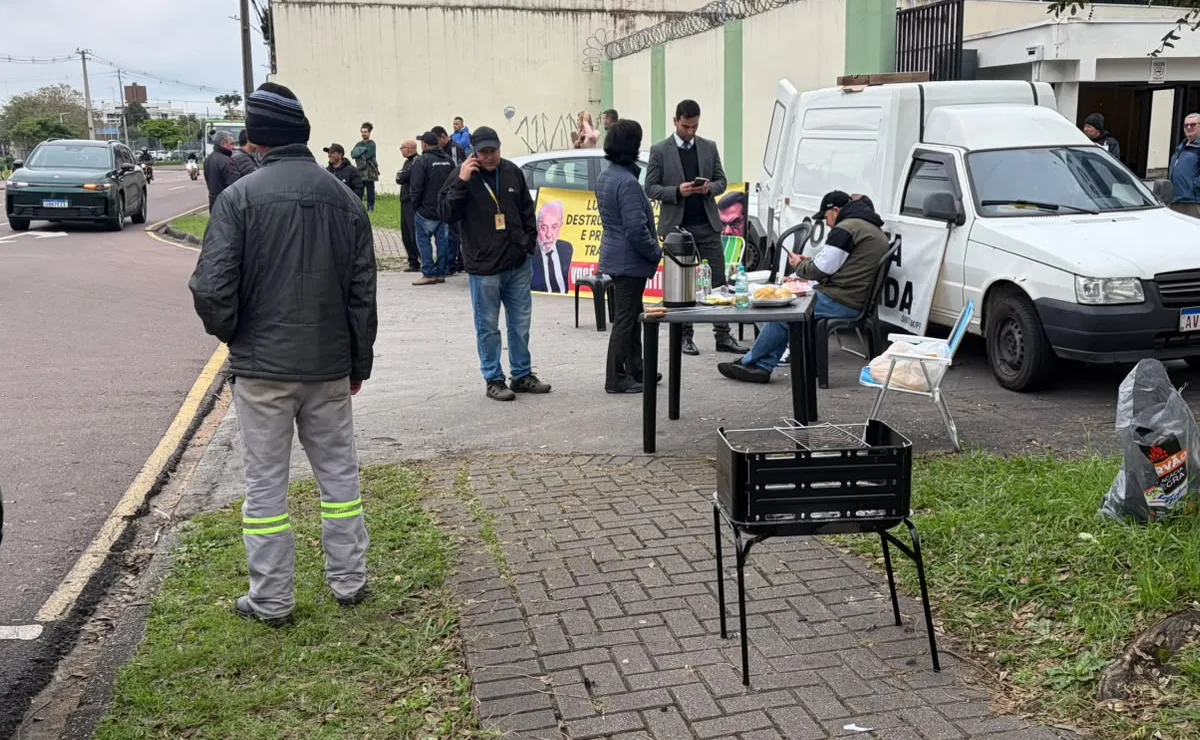 Greve dos Correios chega ao sexto dia com portões fechados e ameaça afetar entregas no Paraná